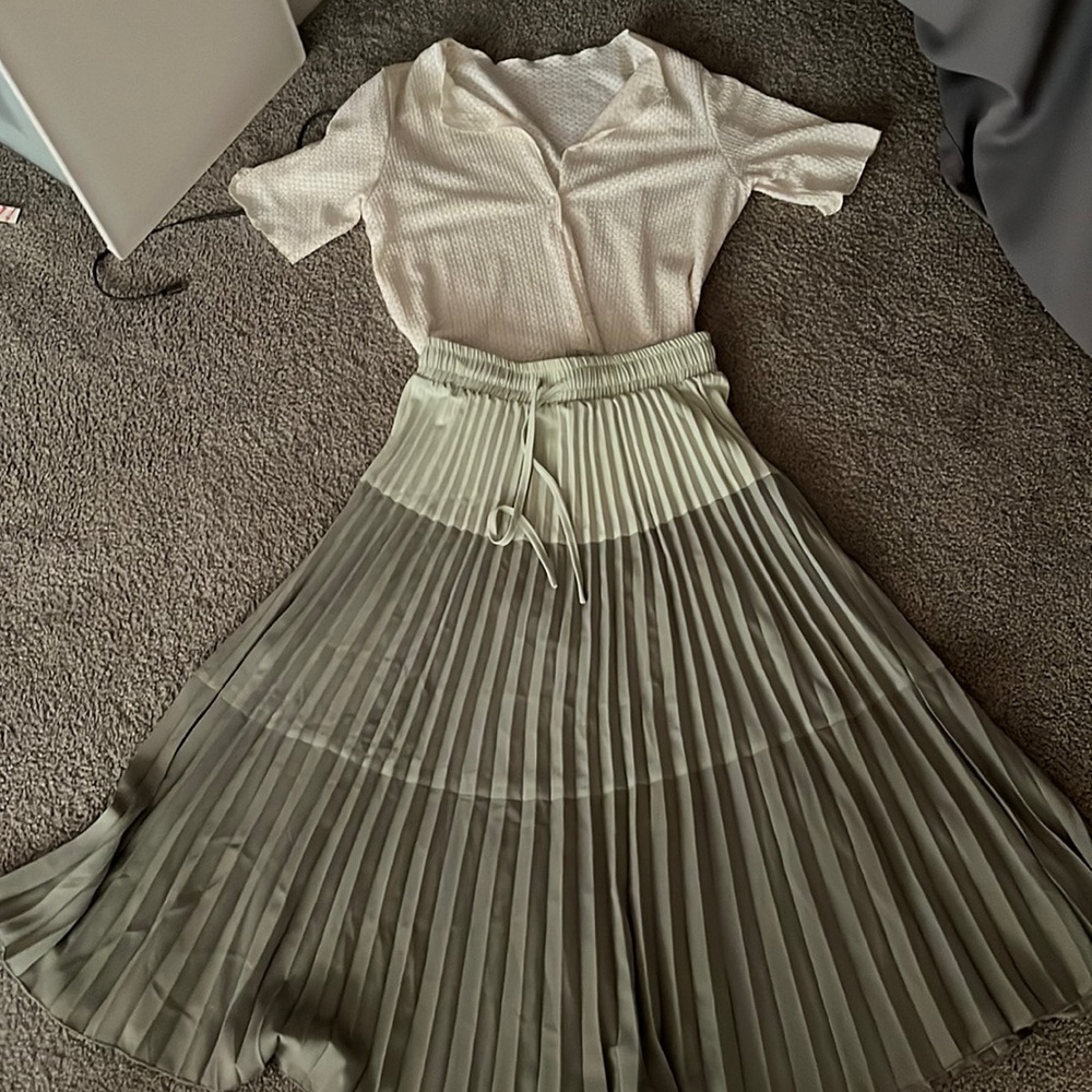 Pleated green tie skirt